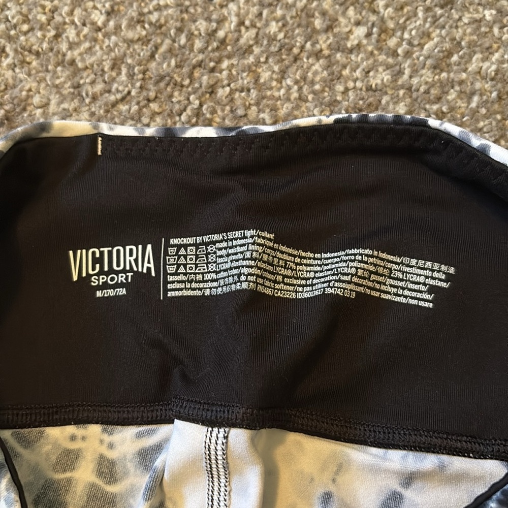 Victoria’s Secret Sport Black and White Patterned Leggings - Picture 4 of 5
